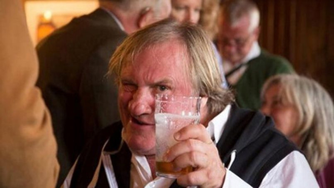 Gérard Depardieu a été aperçu en train d'enchaîner les pintes de bière dans un pub d’Édimbourg, la veille de la présentation du film d'Abel Ferrara 'Welcome to New York' au Edinburgh International Film Festival 2014 à laquelle il ne s'est finalement pas rendu. Et c'est comme ça qu'on apprend qu'il ne tient même plus l'alcool...