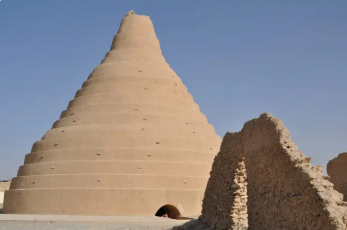 L’HISTOIRE DU FROID DANS L’ANTIQUITE.

Fabrication de glace pendant l'Empire Perse au milieu du désert : le Yakhchal ou « Ice Pit » est une méthode architecturale qui a été utilisée pour produire de la glace et préserver la nourriture. Les Perses faisaient déjà des tonnes de glace et conservaient de la nourriture dans le désert il y a 2 400 ans.

1- Conception de la structure : Le Yakchal avait une forme de dôme avec des murs épais en briques et en argile. Cette construction a permis de maintenir une température fraîche à l'intérieur de la chambre forte.

2- Collecte d'eau : Pendant l'hiver, l'eau a été ramassée dans les rivières ou dans la fonte de la neige, cette eau a ensuite été dirigée vers le Yakchal à travers les canaux.

3- Processus de congélation : L'eau a été distribuée dans de petits étangs ou piscines. Pendant la nuit et dans les heures les plus froides de la journée, l'eau gelait à cause des basses températures du désert la nuit.

4- Stockage de glace : une fois gelée, la glace a été coupée en blocs et stockée dans la partie la plus basse du Yakchal, où la température était la plus froide. La forme du dôme et l'isolation naturelle des murs ont aidé à garder la glace gelée pendant de nombreux mois.

5- Utilisation ultérieure : Pendant l'été, la glace stockée a été utilisée pour refroidir les boissons, conserver les aliments ou même à des fins médicales si nécessaire. Bref, le Yakchal a profité du froid naturel des nuits désertiques pour créer et préserver la glace, en utilisant des techniques de stockage et d'isolation thermique simples mais efficaces.