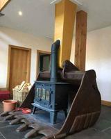 Je pense qu'ils ont d'abord mis la pelle, puis ils ont construit la maison autour