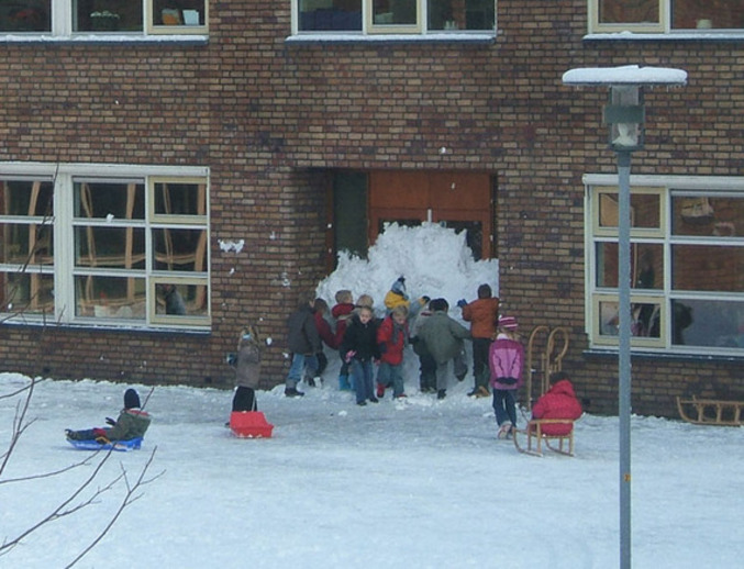 Des écoliers ont bloqués la porte de leur école avec de la neige : bien joué les petits !