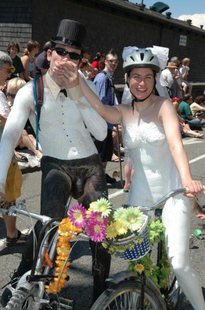 Un mariage à vélo dans une tenue plus que légère.