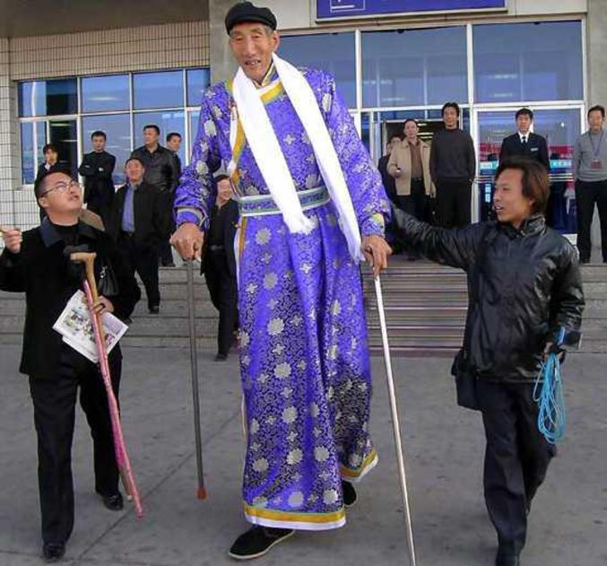 Xi Shun : l'homme le plus grand du monde (2m36) selon le Guiness Book