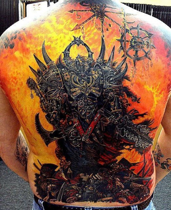 Une personne s'est fait tatouer un personnage de Warhammer 40.000 sur le dos.
