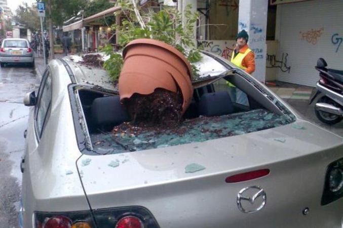 Une voiture garée au mauvais endroit, au mauvais moment.