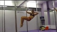 Pole danseuse contre gymnaste