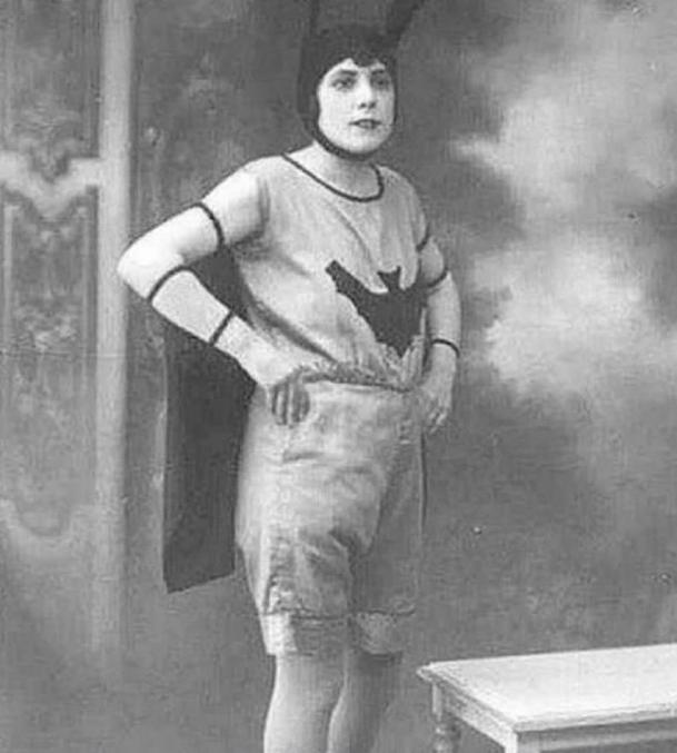 57 ans avant la création de Batgirl (1961) et 35 ans avant la création de Batman (1939).