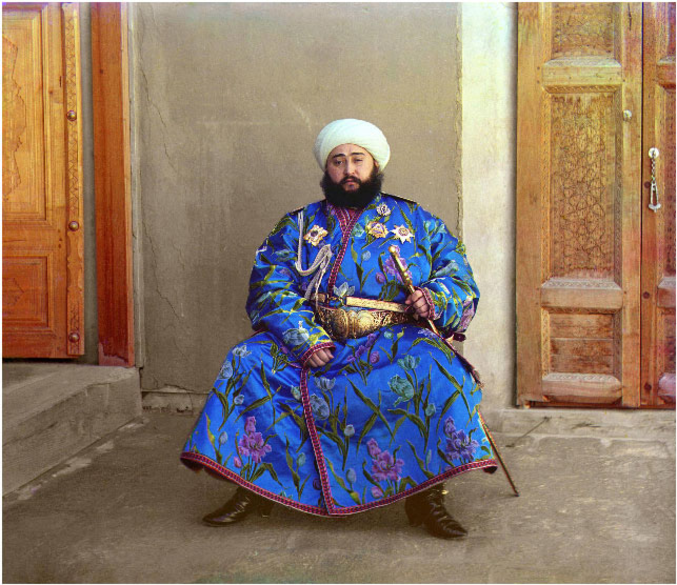 Cette photo, prise il y a 104 ans, est le portrait de Mohammed Alim Khan, dernier descendant direct de Genghis Khan. 
Alim Khan prit la tête du petit émirat de Boukhara en 1911, avant de céder la place à la République populaire soviétique de Boukhara en 1920.