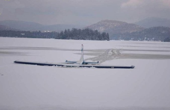 Un avion enneigé dont on ne voit plus que les ailes