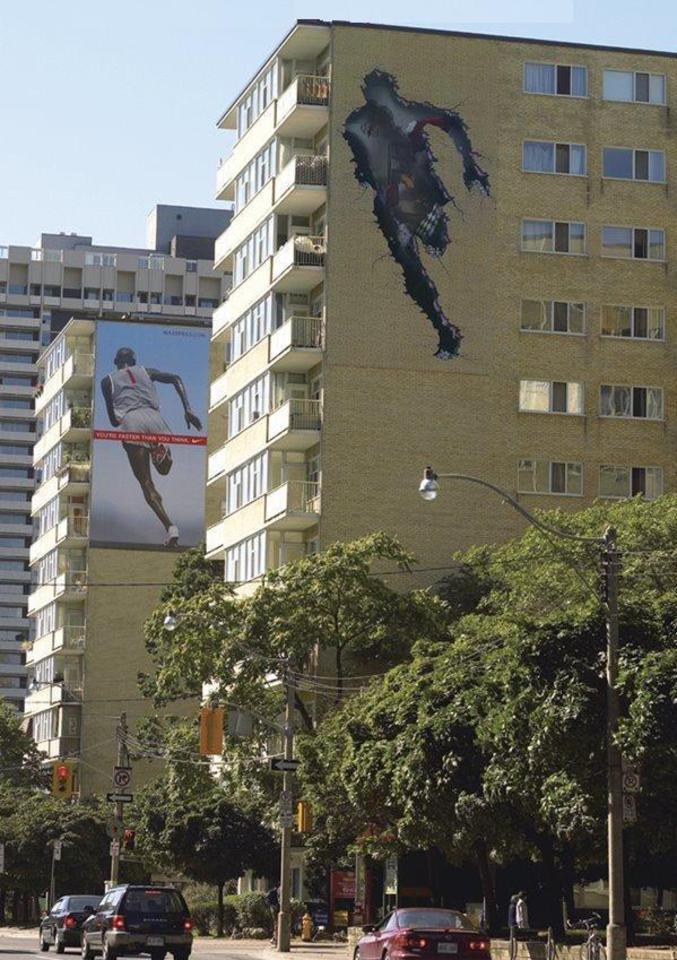 Un bel exemple de guerilla marketing, une publicité Nike sur deux immeubles.