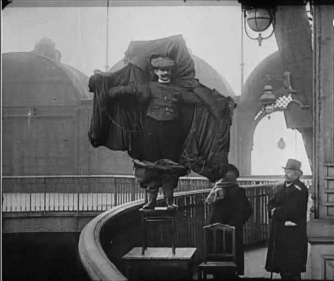 En 1912, un tailleur autrichien du nom de Franz Reichelt tenta de défier la gravité en sautant du premier étage de la Tour Eiffel… avec un parachute de son invention. Ce qui devait être une démonstration triomphale se transforma en l’un des premiers crash-tests humains de l’histoire de l’aviation.
Il existe une video de ce "vol", dernière image consternante où on voit un type mesurer le trou fait par ce doux illuminé