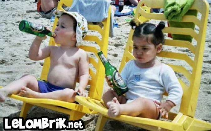 Deux enfants qui se saoulent sur leur transat à la plage.