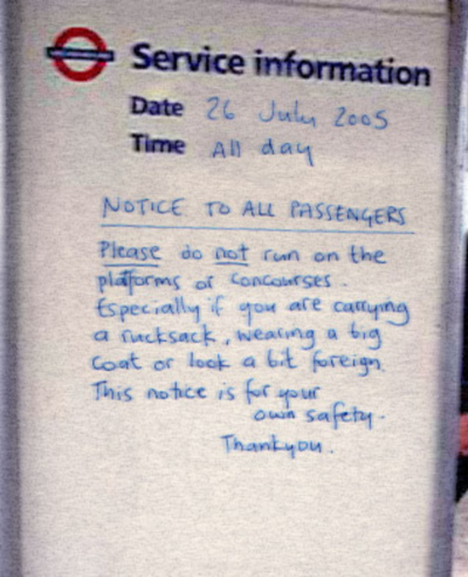 Notice à l'attention des passagers du métro à Londres.