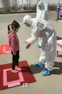 Un enfant chinois va à l’école 