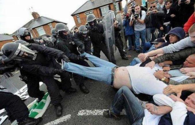 Un manifestant qui ne sait à quel camp se rallier.