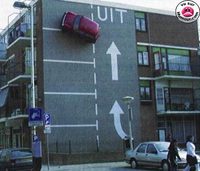 Voiture garée a la verticale