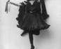 En 1904, une artiste de music-hall prend son pied avec une bouteille de Champagne