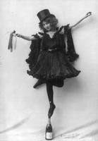 En 1904, une artiste de music-hall prend son pied avec une bouteille de Champagne