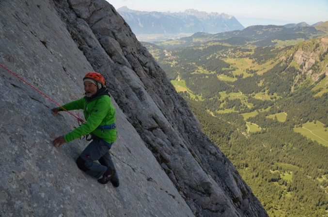 Inlassable, Marcel Rémy continue de grimper les falaises. Hier, à l'âge de 94 ans, il a enchainé la célèbre voie 'Le Miroir d'Argentine' dans les Alpes Vaudoises, de cotation moyenne 5B+ et longue de 450 mètres pour 12 longueurs. (photo de Claude Rémy)