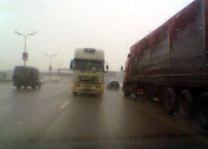 Un camion roulant à contre sens !