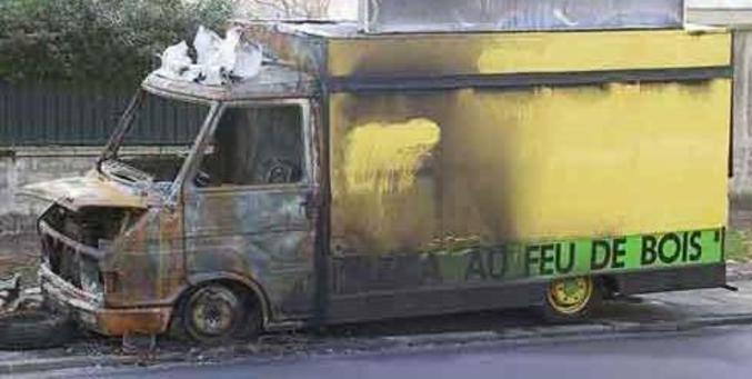 Un camion pizza au feu de bois