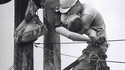 1967 : Un ouvrier fait du bouche-à-bouche à un collègue qui vient d'être électrisé