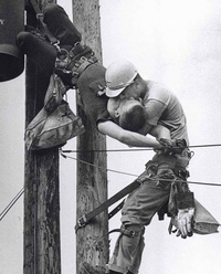 1967 : Un ouvrier fait du bouche-à-bouche à un collègue qui vient d'être électrisé
