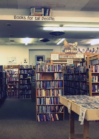 À la bibliothèque : rayon livres pour géants