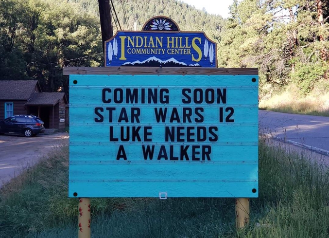 "Luke a besoin d'un déambulateur".
Walker = déambulateur.