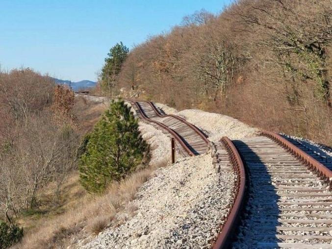 Heureusement, la rouille sur les rails témoigne d'une non-utilisation de la voie.