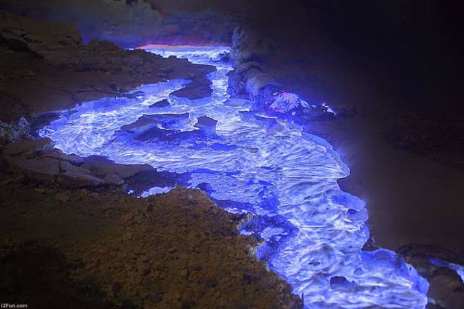Coulée de lave bleue à Kawah Ijen. Un des cônes volcaniques du volcan Ijen, situé dans l'extrême Est de l'île de Java, en Indonésie.
La couleur provient de fortes concentrations de soufre