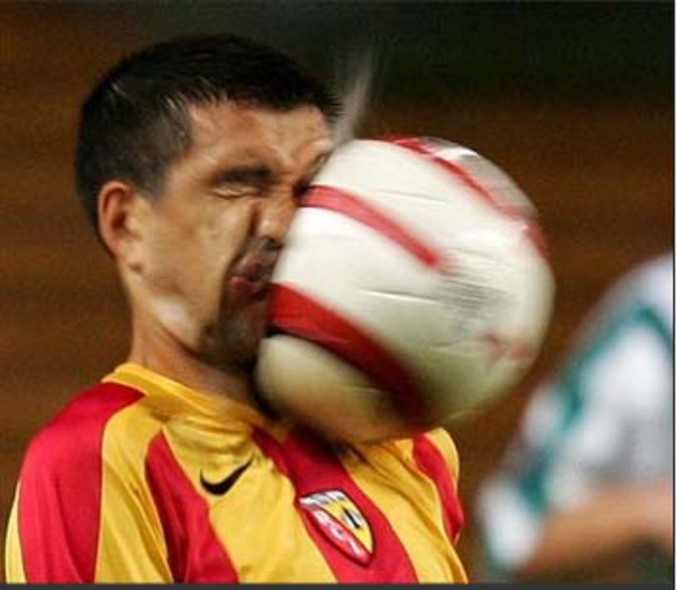 Un footballeur qui réceptionne le ballon avec la mauvaise partie de son crâne.