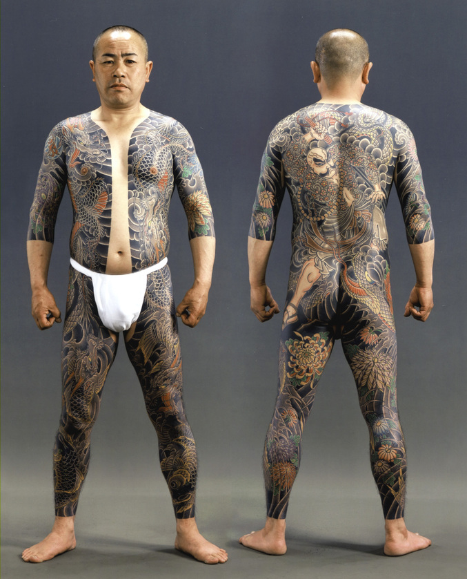 Un tatouage sur la plupart du corps, mais qui peut facilement être caché par des habits
