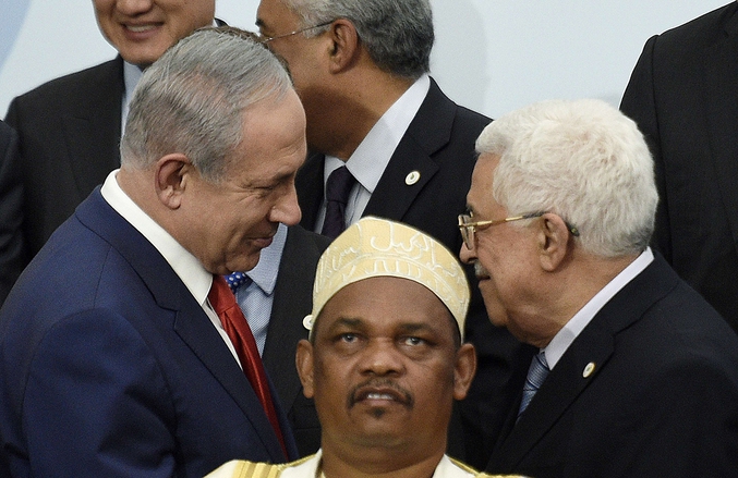 Lors de la COP21, à Paris, le Président des Comores Ikililou Dhoinine s'incruste sur la photo entre Mahmoud Abbas et Benjamin Netanyahou (respectivement président de la Palestine et Premier ministre d'Israël). Les deux hommes ne s'étaient pas serrés la main depuis 2010 et cette poignée de main a eu lieu dans un contexte particulièrement tendu entre les deux pays.