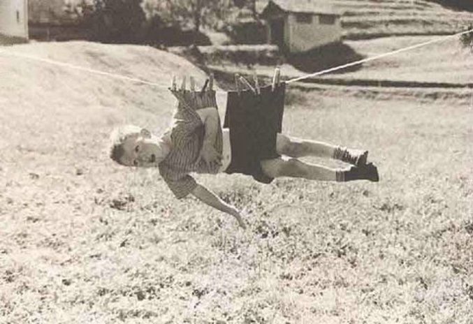 Un enfant accroché avec des pinces à linge.