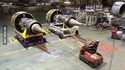 On s'amuse dans un garage d'avion