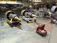 On s'amuse dans un garage d'avion