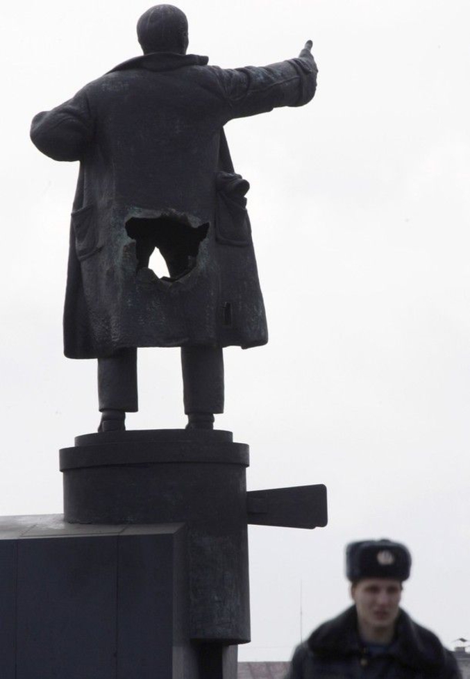 Mardi 1er avril 2009, à 4h30 du matin, une explosion non revendiquée (d'une puissance équivalente à 400 g de dynamite selon la police) a percé le manteau de bronze de la statue de Lénine, haute de 10 mètres, érigée en 1926 devant la gare de Finlande à Saint-Pétersbourg. La statue a été rénovée depuis.