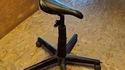 kan Magnu bosse à son bureau