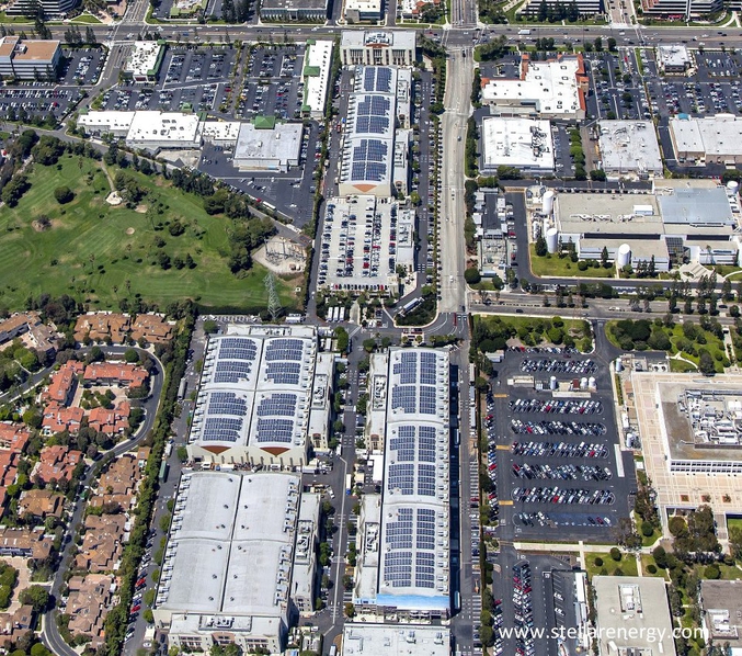 L'installation des panneaux solaires pour la réalisation du film Avatar par James Cameron. Cameron a dit vouloir limiter le plus possible la consommation d'énergies non-renouvelables pour la réalisation du film. Le mieux aurait été de s'abstenir de réaliser une telle m... (pardon) un tel film.