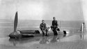 Eté 1940, des allemands posent sur l"épave d'un Spitfire dans la région de Dunkerque