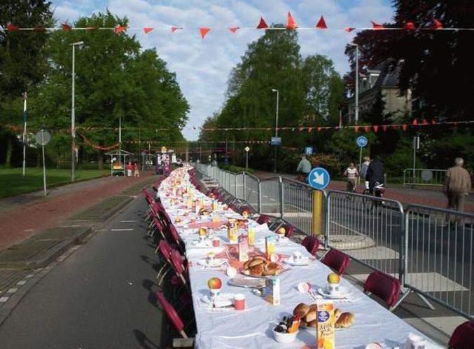 Une longue table pour une grande fête