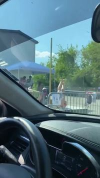 En ces temps même les strip club ont leur drive