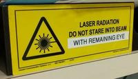 Rayonnement laser. Ne pas regarder dans le faisceau avec l'oeil restant.