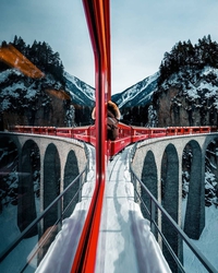 Un train sur un pont