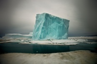 Iceberg en forme de cube, au nord du Groenland