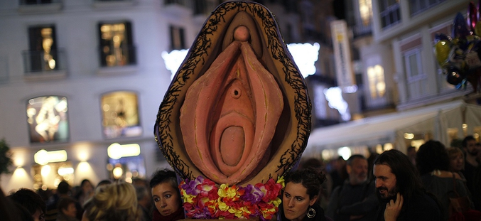 ... les vulves manifestent (manifestation en défense du droit à l'avortement en Espagne, en décembre 2013, photo de Jon Nazca pour Reuters)