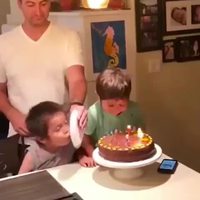 Gérer le frère pendant l’anniversaire 