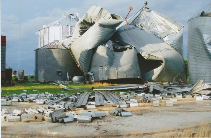 ...c'est une ferme au sud d'Aurora, dans le Nebraska, qui a été frappée par une tornade