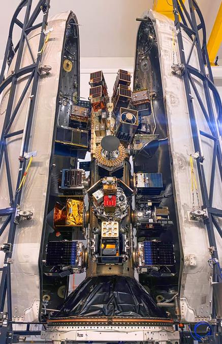 Une fuséefusée Falcon 9 a décollé de Vandenberg ce lundi à 23 h 35 avec 72 petits satellites à bord. Parmi eux, on retrouve un des tout premiers projets d'usine spatiale automatique, nommé Winnebago-1 et développé par Varda Space. Le déploiement en orbite polaire basse a été un succès, tout comme le reste du vol.

Varda Space est une start-upstart-up californienne fondée en 2020 par deux jeunes entrepreneurs qui avaient précédemment fait carrière chez SpaceX. La start-up a rapidement levé des fonds et annoncé dès 2021 vouloir envoyer leur première usine orbitale dans l'espace. Depuis, plusieurs autres usines sont en cours de constructionconstruction. Varda Space passe par Rocket Lab pour développer la plateforme satellite qui assurera le bon déroulement de la mission, et développe elle-même sa capsule-usine.

Industrie pharmaceutique spatiale

Pendant des décennies, la Station spatiale internationaleStation spatiale internationale a hébergé des centaines d'expériences médicales et chimiques en orbite. Certains résultats ne peuvent être acquis qu'en microgravité, et impossibles à obtenir sur Terre. Varda Space propose de produire des moléculesmolécules, médicaments et autres choses pouvant servir à l'industrie pharmaceutique.

Pour cette première mission de démonstration, Varda Space produira du ritonavir, un antiviralantiviral utilisé notamment contre le Covid-19Covid-19 ou le SidaSida. La démonstration compte, bien sûr, le délicat retour sur Terre de la capsule. Protégée par un bouclier thermique, la capsule de 120 kilos (massemasse à vide) devra protéger les molécules produites en orbite lors de la rentrée atmosphérique, au cours de laquelle la température atteint plusieurs milliers de degrés.

Ce tout nouveau business est un excellent filonfilon. D'autres capsules-usine sont proposées par la start-up britannique Space Forge, ou par le service Space Case d’ArianeGroup, ou encore par le projet d’usine spatiale REV-1 de Thales Alenia Space.

 Source : https://www.futura-sciences.com/sciences/actualites/colonisation-espace-premiere-usine-automatique-espace-commence-son-deploiement-94167/