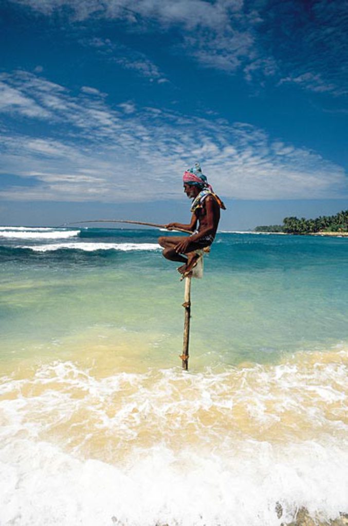 Un pêcheur dans une position pas très confortable.